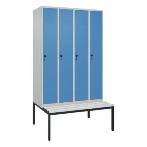 Umkleidespind mit untergebauter Sitzbank