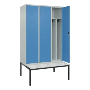 Umkleidespind mit Trennwand und untergebauter Sitzbank